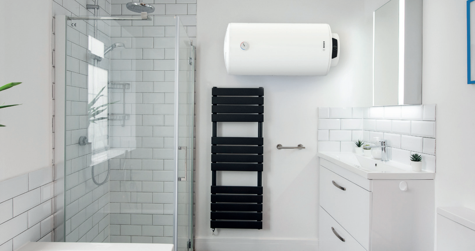 Diseñado por BOSCH, líder en tecnología y fiabilidad, el modelo TRONIC 2100 T destaca por su instalación reversible, lo que permite montarlo tanto en posición vertical como horizontal, facilitando su integración en cualquier espacio. Sus dimensiones reducidas lo hacen ideal para baños, cocinas o zonas de servicio.